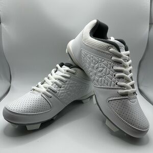 Women’s White and Gray Softball cleats size 7 BNWT 🥎🥎